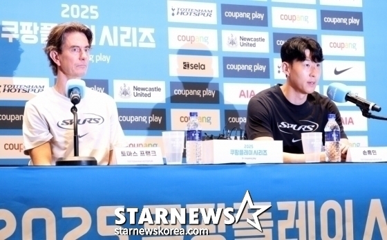 Son Heung-min (right) and Tottenham Hotspur coach Thomas Frank during the press conference for the two games of the 2025 Coupang Play Series held at TWO IFC in Yeouido in August. /Photo = Kim Jin-kyung on standby