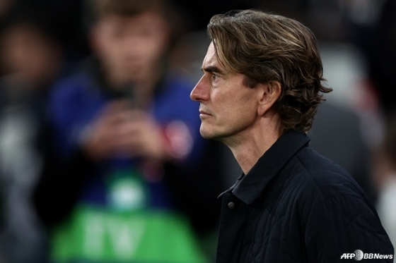 Former Tottenham Hotspur manager Thomas Frank looks at the ground during the first round of the UEFA Champions League (UCL) phase at Tottenham Hotspur Stadium in London, England, in the 2025-2026 season. /AFPBBNews=News1