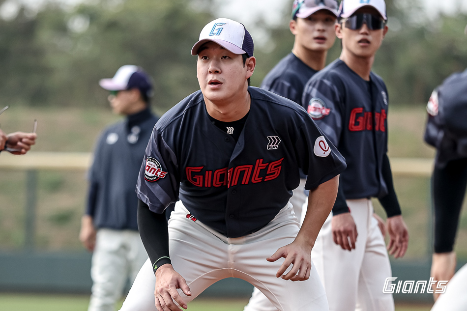 他就是乐天巨人队的罗承烨。 =乐天巨人队。