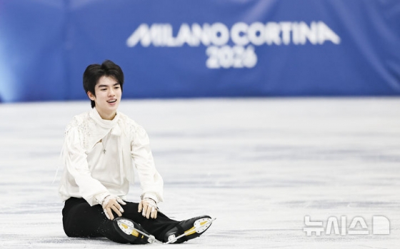 Cha Jun-hwan is sitting down after finishing his performance in the men's single free skate at the 2026 Milan/Cortina D'Ampezzo Winter Olympics at the Milan Ice Skating Arena on the 13th (local time).. /Photo = Newsis