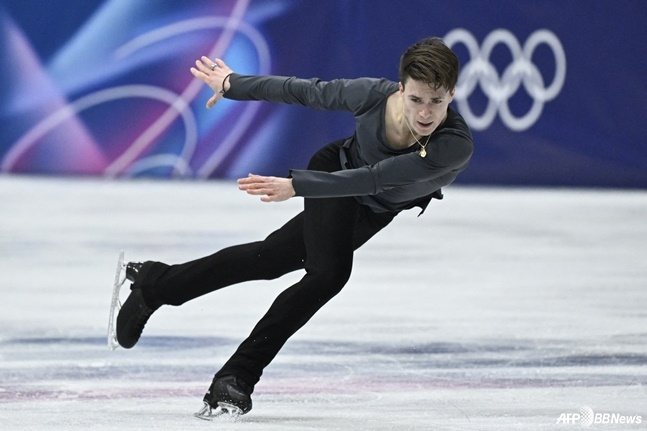 Maxim Naumov is performing in the men's single free skate at the 2026 Milan/Cortina D'Ampezzo Winter Olympics at the Milan Ice Skating Arena on the 13th (local time). /AFPBBNews=News1
