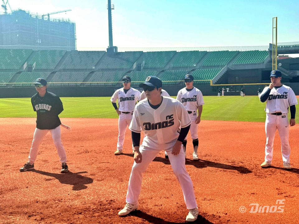 Kim Bum Joon, đội trưởng đội NC Dinos C của Đài Loan, đang tham gia huấn luyện. /Ảnh = NC Dinos cung cấp