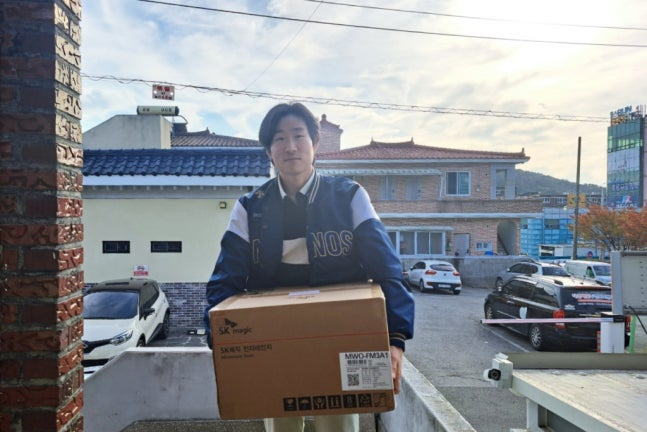 Lee Jae Hak đang làm hoạt động tình nguyện. /Ảnh = Cung cấp trung tâm phúc lợi tổng hợp cho người yêu ở chợ Changwon