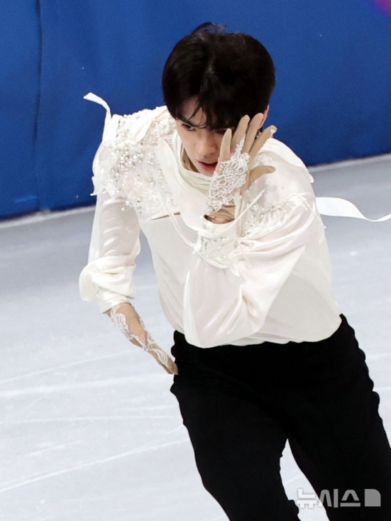 Cha Jun-hwan is performing in the men's single free skate at the 2026 Milan-Cortina D'Ampezzo Winter Olympics at the Ice Skating Arena Stadium in Milan, Italy, on the 13th (local time). /Photo = Newsis