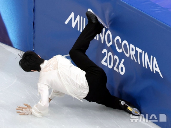 Cha Jun-hwan fell while acting in the men's single free skate at the 2026 Milan-Cortina D'Ampezzo Winter Olympics at the Milan Ice Skating Arena Stadium on the 13th (local time).  /Photo = Newsis