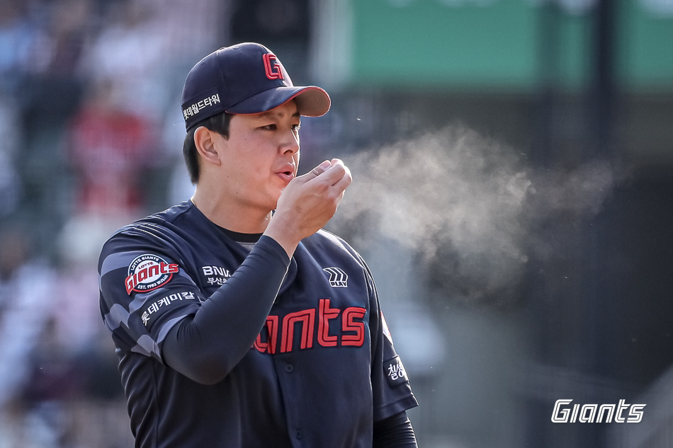 Lotte Giants closer Kim Won-joong. /Photo = Courtesy of Lotte Giants