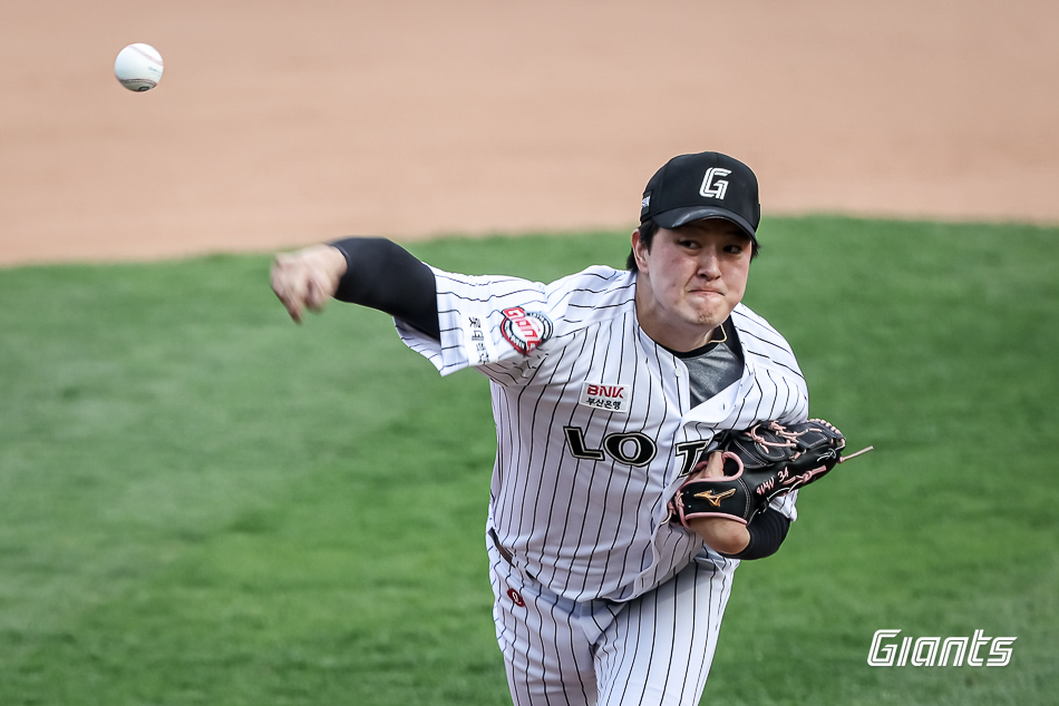 Lotte Giants closer Kim Won-joong. /Photo = Courtesy of Lotte Giants