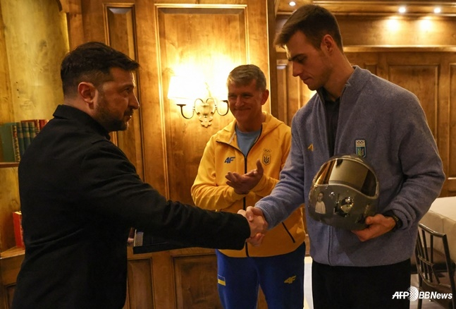 Vladislav Heraskevich (right) shakes hands with Ukrainian President Volodymyr Zelensky (left) with a memorial helmet. /AFPBBNews=News1