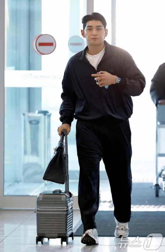 Lee Jung-hoo, who plays for the San Francisco Giants in the Major League Baseball (MLB), arrives at Incheon International Airport Terminal 2 on the afternoon of the 21st. /Photo = News 1