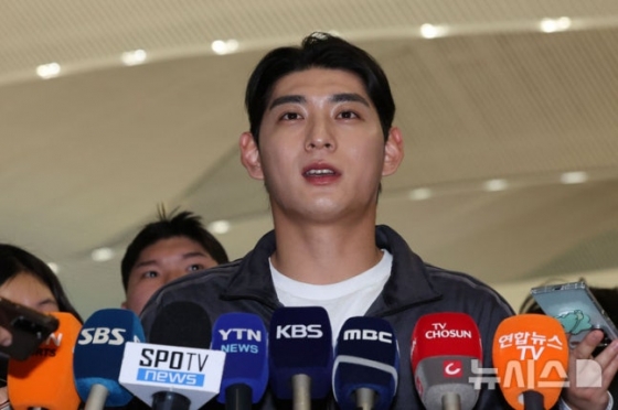 Lee Jung-hoo, who plays for the San Francisco Giants in the Major League Baseball (MLB), is interviewing before leaving Incheon International Airport Terminal 2 on the afternoon of the 21st. /Photo = Newsis