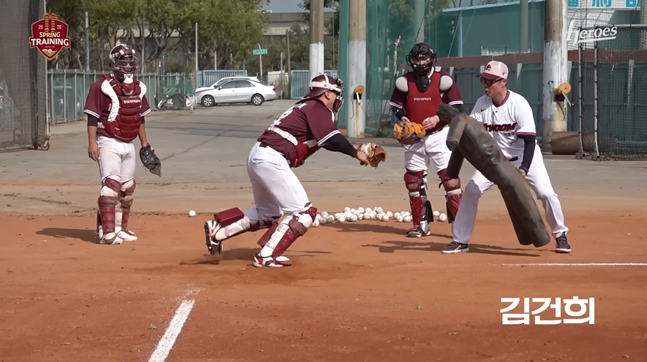 Kim Gun-hee (center) is training with the doll under the guidance of head coach Kang Byung-sik (right). /Photo = Kium Heroes YouTube