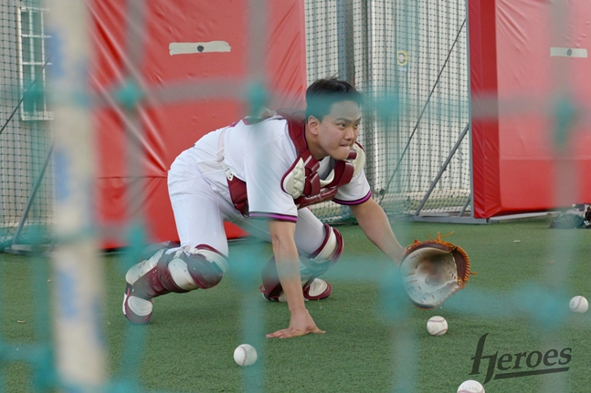 Kim Gun-hee is training to block. /Photo = Kium Heroes