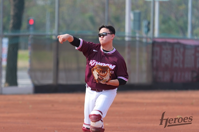 Kim Gun-hee is training to throw. /Photo = Kium Heroes