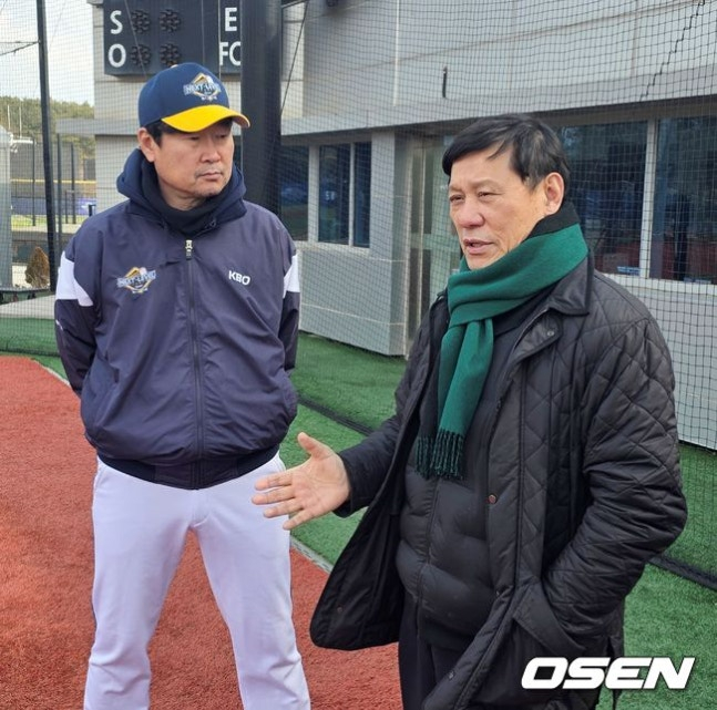 Director Kim Han-soo (left) and President Hu Jie-yeon.