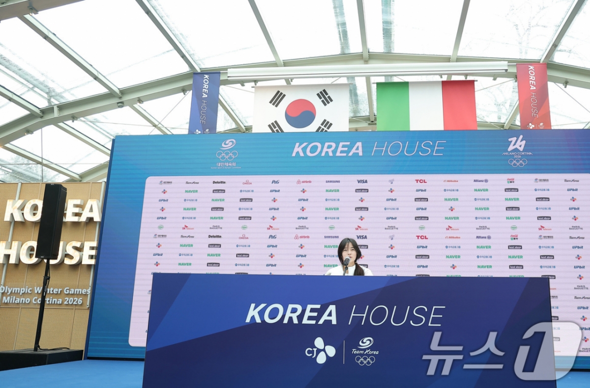 チェ·ガオンが14日（現地時間）、イタリア·ミラノのヴィラ·ネキ·カンピリオに設けられたコリアハウスで記者会見し、取材陣の質問に答えている。 /写真=ニュース1