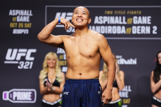 图为朴俊勇(音)在通过接力赛后正在微笑。 =照片=UFC提供。