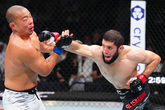 图为伊克拉姆·阿利斯凯罗夫(右)正在向朴俊勇猛击。 =照片=UFC提供。