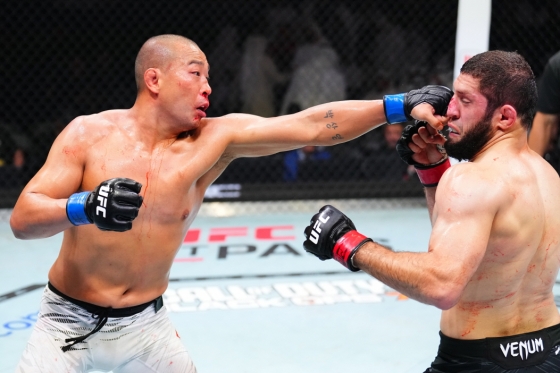 =图为,朴俊勇(左)和伊克拉姆·阿利斯凯罗夫(左)在比赛中。