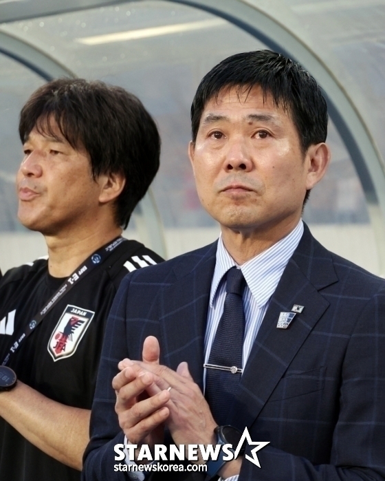 Japanese national team coach Hajime Moriyasu is leading the final match against South Korea at the 2025 East Asian Football Federation (EAFF) E-1 Championship (East Asian Cup) held at Yongin Mir Stadium. /Photo = Senior Reporter Kang Young-jo