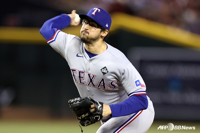 Взгляд Даннинга, который начал мировую серию в составе «Техасских рейнджеров» в сезоне 2023 года, который считается Чхве Чжон Сон Ги. /AFPBBNews =Новости 1