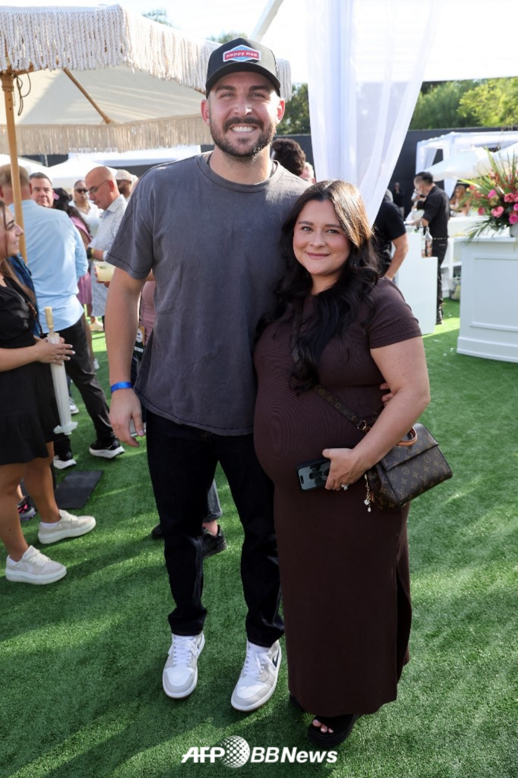 LAドジャースのアレックス·ベシア投手(左)と彼の妻カイラ。 /AFPBBNews=ニュース1