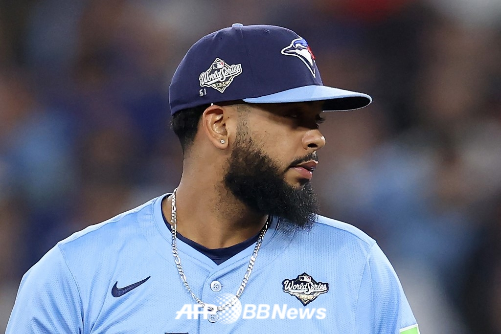 昨年のワールドシリーズでLAドジャースのアレックス·ベシア投手の背番号(51番)を帽子に刻んでマウンドに上がったトロント·ブルペン投手のセラントーニ·ドミンゲス。 /AFPBBNews=ニュース1