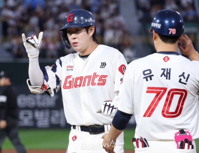 Na Seung-yeop, who had a hit in May last year, is celebrating. /Photo = Kim Jin-kyung on standby