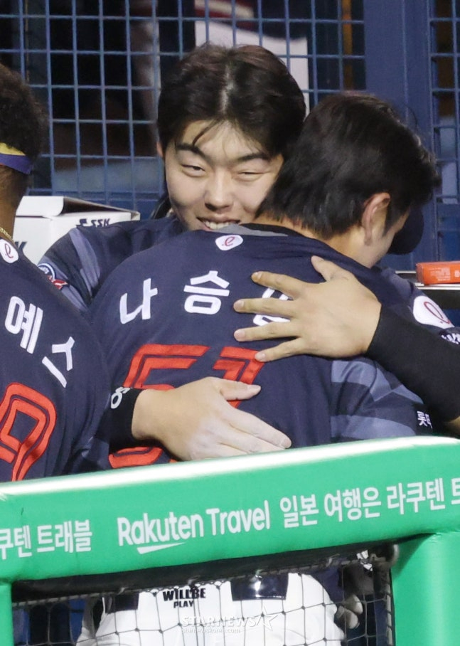 Na Seung-yeop is hugging Ko Seung-min. /Photo = Kim Jin-kyung on standby