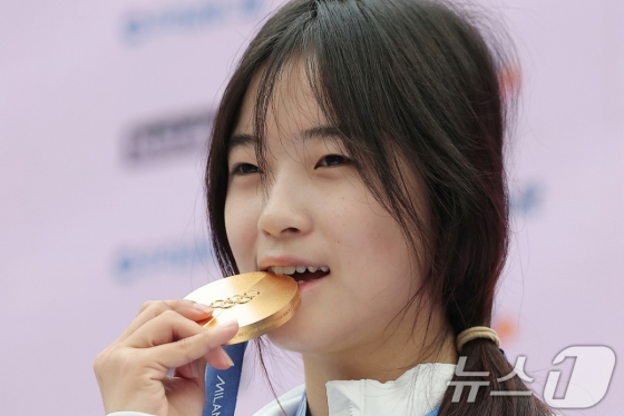 Choi Ga-on is taking a commemorative photo with a gold medal after a press conference at the Korea House in Villa Necki Camplio in Milan, Italy, on the 14th (local time). /Photo = News 1