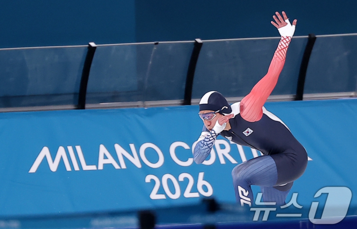 Jun-ho is racing in the men's 500m speed skating race at Milan Speed Skating Stadium on the 14th (local time). /Photo = News 1