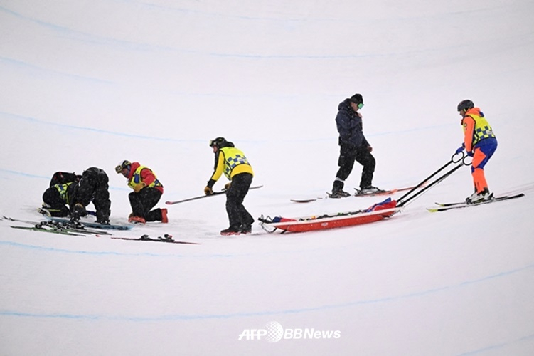 Medical staff and stretchers are being deployed after Choi Ga-on (leftmost) fell in the first period in the women's halfpipe final at the 2026 Milan-Cortina D'Ampezzo Winter Olympics at Lvigno Snowpark in Italy on the 13th (local time). /AFPBBNews=News1