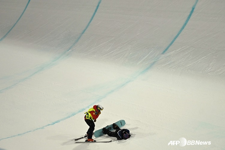 Medical staff are approaching Choi Ga-on, who fell, and checking his physical condition. /AFPBBNews=News1