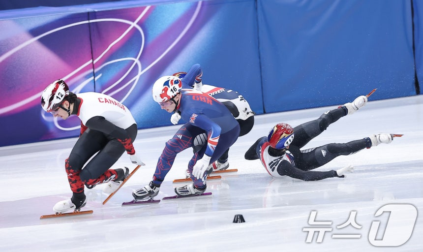 Lim Jong Eon (phải) ngã./Ảnh = News1