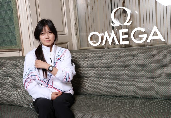 奥运会官方计时器奥米茄向韩国代表团的首枚金牌得主崔佳温赠送了"速度大师38mm奥运会版计时器" =照片=欧米茄提供。