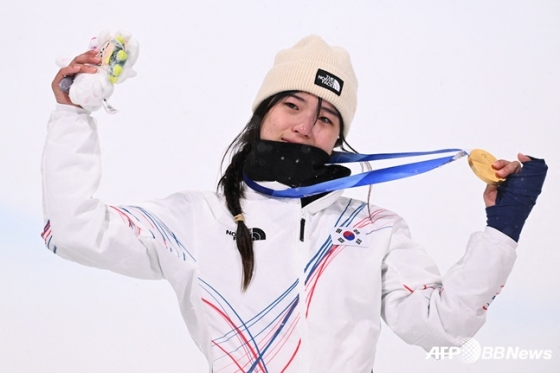 Snowboarder Choi Ga-on poses with a gold medal around her neck, beating Chloe Kim (USA) with 88.00 points with 90.25 points in the women's halfpipe final at the 2026 Milan-Cortina D'Ampezzo Winter Olympics held at Lvigno Snowpark in Italy on the 13th. /AFPBBNews=News1
