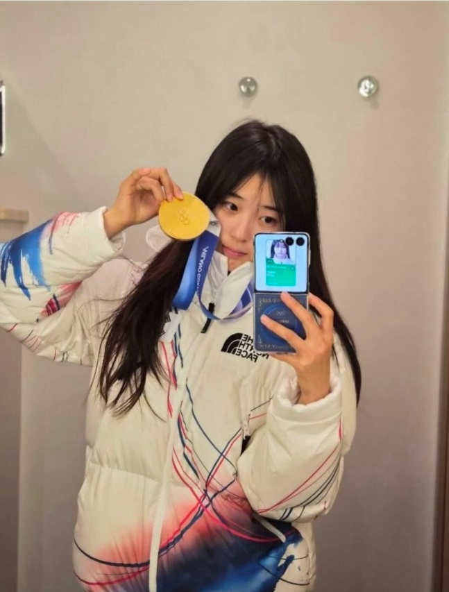 Choi Ga-on is taking a selfie with a snowboard women's halfpipe gold medal at the 2026 Winter Olympics in Milan and Cortina D'Ampezzo. /Picture = Choi Gaon SNS Goodbye 