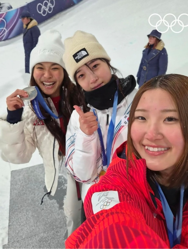 Choi Ga-on (center) is taking a selfie with Ono Mitsuki (right) and Chloe Kim with the snowboard women's halfpipe gold medal at the 2026 Milan/Cortina D'Ampezzo Winter Olympics. /Picture = Choi Gaon SNS Goodbye 