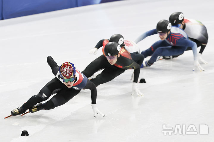 黄大宪（左一）正在比赛。 =照片=newsis。