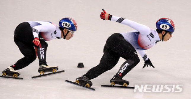 2018年2月在江原江陵冰上竞技场举行的平昌冬奥会短道速滑男子500米决赛。 黄大宪-林孝俊正在逆袭。 =照片=newsis。