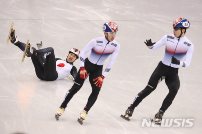 2018年2月在江原江陵冰上竞技场举行的平昌冬奥会短道速滑男子500米决赛。 黄大宪-林孝俊正在逆袭。 =照片=newsis。