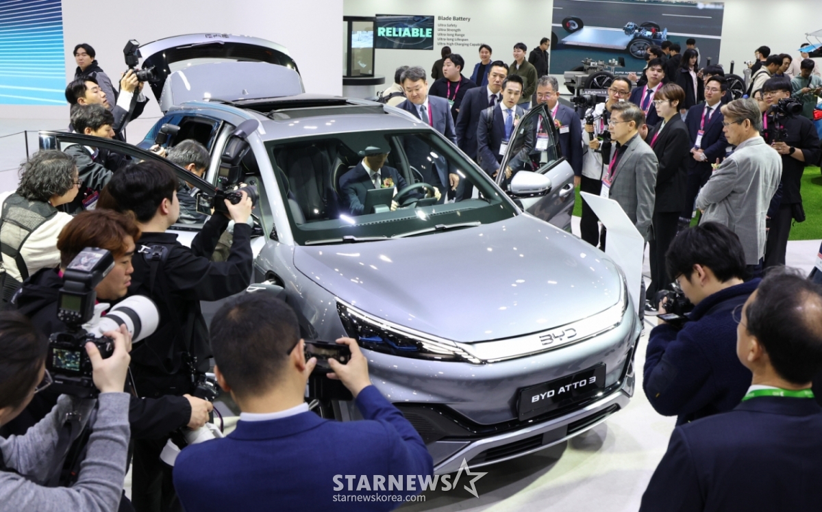 (Коян = Новости 1) Репортер Квон Хён Джин = Посетители смотрят китайский электромобиль BYD ATTO3 на выставке мобильности 2025 года в Сеуле, проходившей в 1-м выставочном центре KINTEX в Кояне, Кёнгидо 4-го числа.  Сеулское шоу мобильности, в котором приняли участие 451 компания и учреждения из 12 стран мира, пройдет до 13-го числа под темой «Мобильность, Everywhere». 2025.4.4 / Новости 1 Copyright © Новости 1. Все права защищены. Несанкционированное распространение и распространение материалов и запрещение использования ИИ обучения. /Фото = (Коян = Новости 1) Репортер Квон Хён Джин