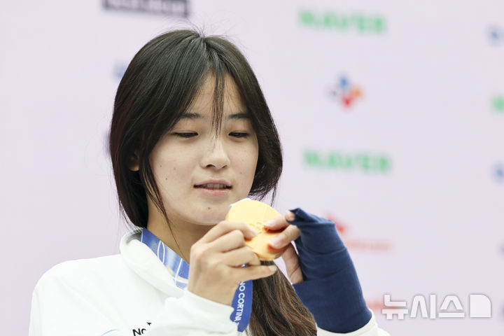 Snowboard halfpipe gold medalist Choi Ga-on is taking a commemorative photo after a press conference held at the Korea House in Milan, Italy on the 14th (local time). /Photo = Newsis