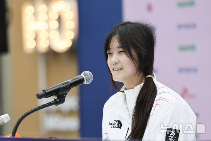 Snowboard halfpipe gold medalist Choi Ga-on answers reporters' questions at a press conference held at the Korea House in Milan, Italy on the 14th (local time). /Photo = Newsis