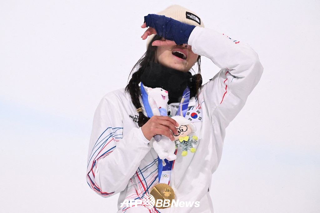 Choi Ga-on (center) is delighted on the podium after winning the women's snowboard halfpipe gold medal at the 2026 Milan-Cortina D'Ampezzo Winter Olympics at Lvigno Snowpark in Italy on the 13th (Korea time). Choi Ga-on's gold medal is the first gold medal for the Korean team, the first gold medal for Korean skis in the Winter Olympics, and the youngest gold for snowboarding at the Winter Olympics ever. /AFPBBNews=News1