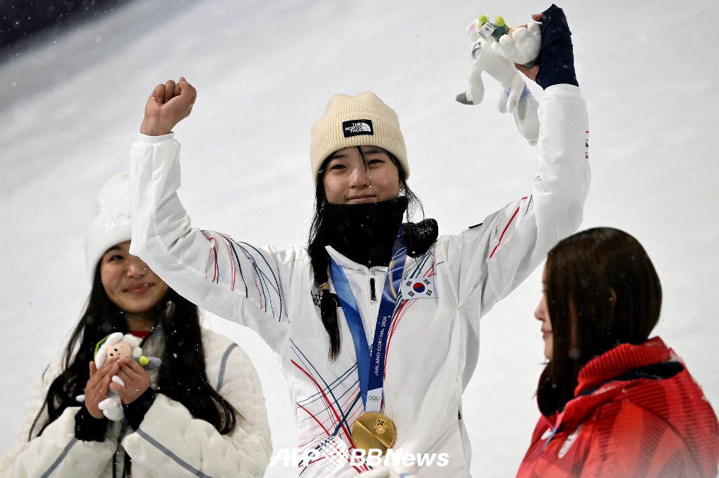 Choi Ga-on (center) is delighted on the podium after winning the women's snowboard halfpipe gold medal at the 2026 Milan-Cortina D'Ampezzo Winter Olympics at Lvigno Snowpark in Italy on the 13th (Korea time). Choi Ga-on's gold medal is the first gold medal for the Korean team, the first gold medal for Korean skis in the Winter Olympics, and the youngest gold for snowboarding at the Winter Olympics ever. /AFPBBNews=News1