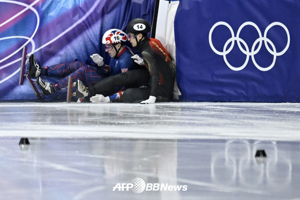 Vào ngày 15 (giờ Hàn Quốc), Ryu Xiaoang đã ngã sau khi va chạm với Nile Tracy của Anh trong trận chung kết 1500m nam của Thế vận hội mùa đông Milan và Cortina Dampecho 2026 được tổ chức tại sân trượt băng Milan Arena, Ý. /AFPBBNews = Tin tức 1