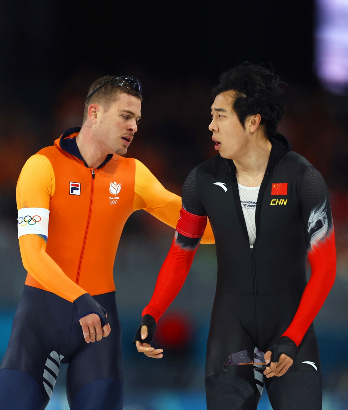 Đại diện của Hà Lan tại Thế vận hội mùa đông Milan và Cortina ở nội dung trượt băng tốc độ 1000m cùng với Lianziwon của Trung Quốc./Reuters=Tin tức 1 