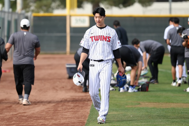 Lee Jung-yong (center) is currently training at the 2026 LG Spring Camp in Scottsdale, Arizona. /Photo = Courtesy of LG Twins
