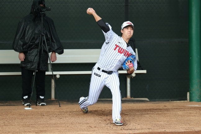 Lee Jung-yong (center) is currently training at the 2026 LG Spring Camp in Scottsdale, Arizona. /Photo = Courtesy of LG Twins