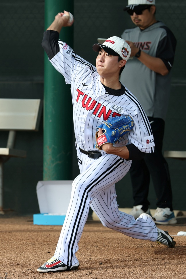 Lee Jung-yong (center) is currently training at the 2026 LG Spring Camp in Scottsdale, Arizona. /Photo = Courtesy of LG Twins
